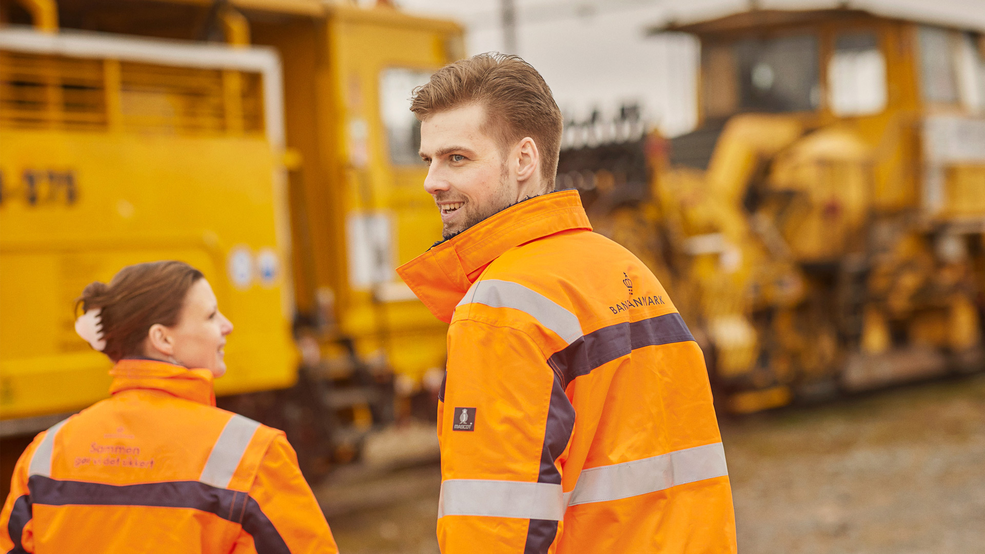 To medarbejdere på arbejde i sporet for Banedanmark